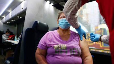Una mujer recibe la vacuna en un centro de vacunación en Los Ángeles.
