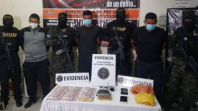 Los detenidos fueron presentados por la Fuerza Nacional Anti Maras y Pandillas (FNAMP).