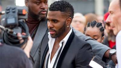 El cantante Jason Derulo perdió los estribos ante las bromas de dos desconocidos.