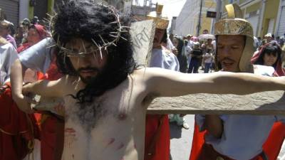 People go to the street to watch a procession this Good Friday in Tegucigalpa, Honduras, 10 April 2020. The Way of the Cross was commemorated with empty Catholic temples due to the coronavirus epidemic, while the traditional prcession was made with the images of Jesus Christ and the Virgin Mary in the back of two cars. EFE/Humberto Espinoza