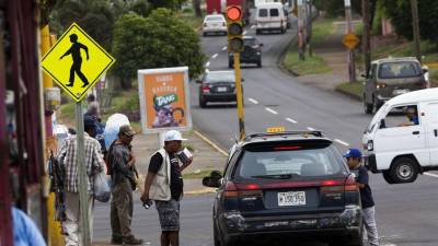 Fotografía de archivo en donde se ve un automóvil rodar por las calles de Managua.