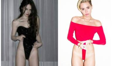 Camila Sodi imita la pose de la cantante Miley Cyrus.