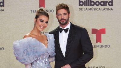 Elizabeth Gutiérrez y William Levy en los premios Billboard de 2021.
