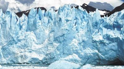 Hielo derretido del Glaciar Perito Moreno, en el Parque Nacional Los Glaciares enArgentina.