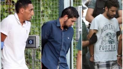 Los cuatro hombres son miembros de la célula que perpetró los atentados, formada por al menos doce terroristas, de los que cinco fueron abatidos en Cambrils, al menos dos murieron en la explosión del miércoles en la vivienda de Alcanar y el último, Younes Abouyaaqoub, fue abatido ayer por la Policía catalana tras llevar huido desde el jueves. EFE