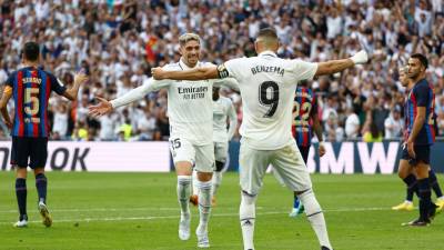 Fede Valverde festejando su golazo con Benzema.