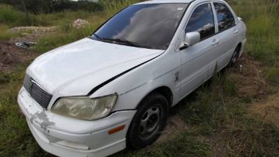 El vehículo decomisado presentaba impactos de bala y sangre en su interior.