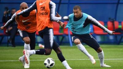 Momentos en que Kylian Mbappe practicaba con su Selección.