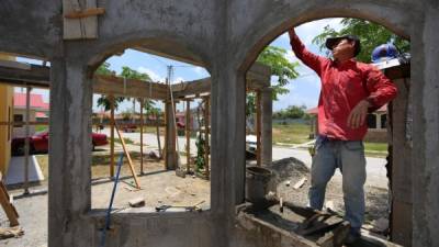 Un obrero trabaja en la construcción de una vivienda en la capital industrial.