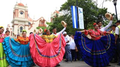 El cuadro de danzas del instituto José Trinidad Reyes durante su presentación en San Pedro Sula.