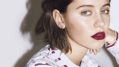 La joven Iris Law, hija del actor Jude Law con su exesposa Sadie Frost, acaba de firmar un contrato con la marca Burberry Beauty.