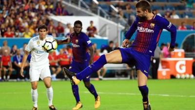 El momento en el que Gerard Piqué se dispone a marcarle al Real Madrid. Foto AFP