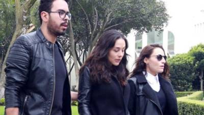 La actriz Zuria y Marimar Vega (centro), hijas de Gonzalo Vega, aprecia compañía de familiares y amigos tras la partida de su papá.