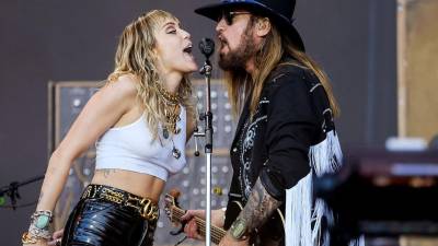 Miley Cyrus y Billy Ray Cyrus en una foto de archivo del año 2019.