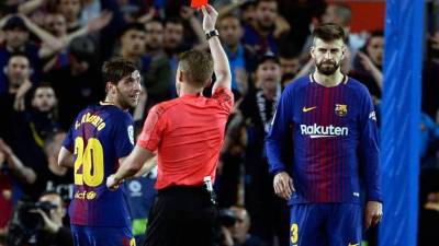 Sergi Roberto al momento de ser expulsado por el árbitro Hernández Hernández. Foto AFP
