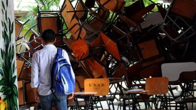 Las tomas de edificios continuaron ayer en Ciudad Universitaria, donde los más afectados son los estudiantes que quieren recibir sus clases.