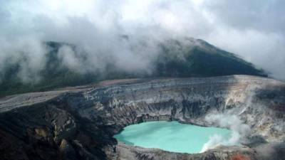 Foto panorámica del cráter del volcán Poás en Costa Rica.