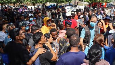 Migrantes venezolanos y centroamericanos piden refugio en el sur de México tras permanecer varias semanas varados en Tapachula.