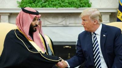 El presidente estadounidense Donald Trump le da la mano al príncipe heredero de Arabia Saudita, Mohammed bin Salman, en la Oficina Oval de la Casa Blanca. AFP/Archivo