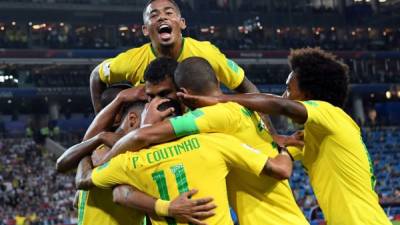 Los jugadores de Brasil celebrando el gol de Thiago Silva ante Serbia. Foto AFP