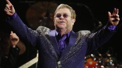 El cantante Elton John