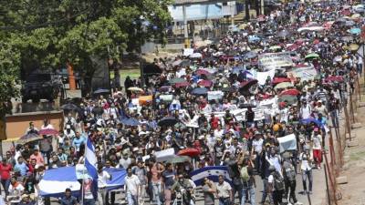 A las 9:00 am, los estudiantes iniciaron una marcha desde las inmediaciones del Hospital Escuela hasta el Palacio de los Deportes de la Unah.