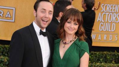 Vincent Kartheiser y Alexis Bledel.