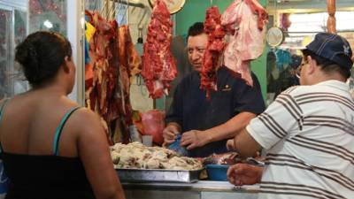 Las carnes de cerdo y pollo son parte de los productos de la temporada. Pese a eso, las ventas no han sido buenas en las últimas semanas.