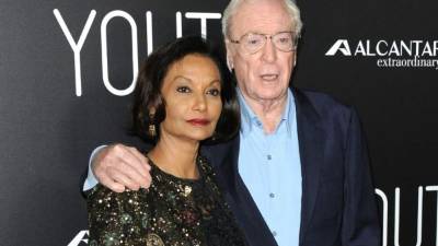 Michael Caine y su esposa Shakira