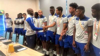 David Suazo saludando a los jugadores de la Sub-20 de Honduras. Foto @FenafuthOrg