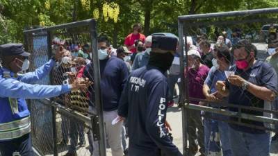 El distanciamiento social no fue respetado por las personas que ayer llegaron a Tránsito. Fotos: Amílcar Izaguirre.