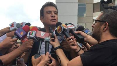 Salvador Nasralla cuando habla con los periodistas en Tegucigalpa.