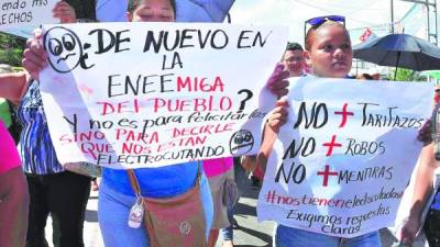 Ceibeños protestaron ayer exigiendo respuestas a la Enee por los nuevos cobros, así como por los constantes apagones.