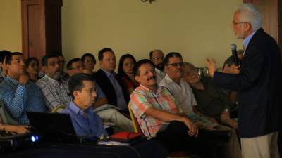 El economista Efraín Díaz Arrivillaga (micrófono) durante la exposición del informe ante homólogos, docentes universitarios y estudiantes. Foto: Melvin Cubas