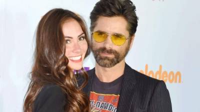 John Stamos y su prometida Caitlin McHugh, con quien está esperando su primer retoño.