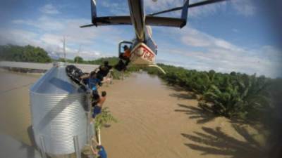 Rescate con helicópteros de empresarios de Guatemala, que se han sumado a la tarea de rescatar a las personas afectadas por Eta en Choloma, Cortés.
