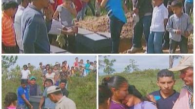 Familiares, amigos y vecino sepultaron la mañana de este jueves a los tres hermanitos en la en la aldea Agua Azul Rancho.