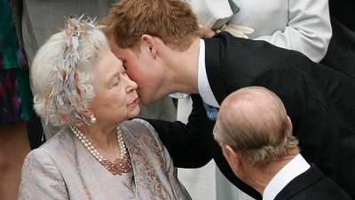 Harry afirma que su abuela le invitó a visitarla en Reino Unido después de que se instalara temporalmente con su esposa en Canadá, pero uno de sus ayudantes canceló la reunión en el último momento.