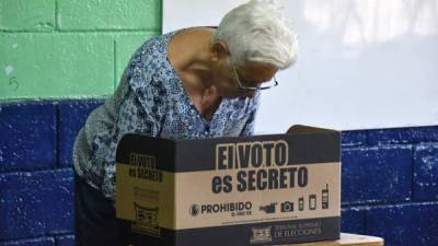 Más de tres millones de costarricenses están convocados a las urnas que abrieron desde muy temprano este Domingo de Resurección.//AFP.