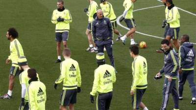 El entrenador del Real Madrid, el francés Zinedine Zidane (c), dirige el entrenamiento realizado este viernes en la Ciudad Deportiva de Valdebebas. Foto EFE