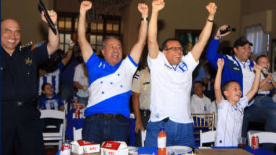 El presidente de Honduras, Porfirio Lobo, felicitó hoy a la selección de su país por el triunfo de 1-0 ante Costa Rica.
