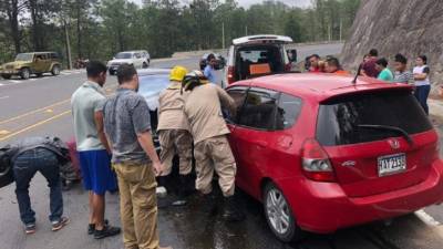 Foto de un accidente de tránsito entre dos vehículos que dejó solo daños materiales en Tegucigalpa.