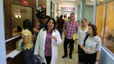 La directora del hospital, Lilian Gallo, muestra a los de la ONG las necesidades del centro.