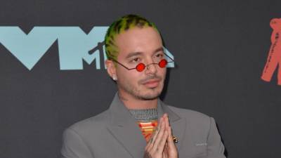 El cantante colombiano J Balvin agradeció a sus fans por el apoyo y oraciones para su madre.