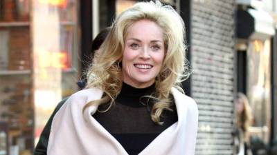 La estrella asegura ser solo amiga del ex de Melanie Griffith.