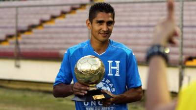 Jorge Claros posando con el Balón de Oro al mejor jugador de la Copa Centroamericana de la Uncaf.