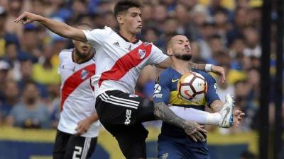 El jugador Dario Benedetto de Boca Juniros disputa la pelota con Exequiel Palacios de River Plate. Foto EFE