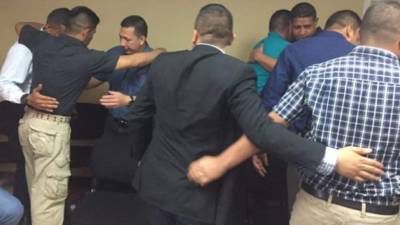 Los nueve expolicías Tigres celebraron su absolución luego del juicio oral y público.