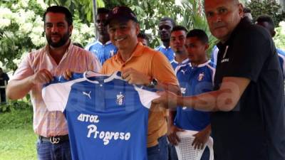 Wilmer Cruz y el presidente del Honduras Progreso, Elías Nazar, presentaron la nueva camiseta del equipo. Foto Delmer Martínez