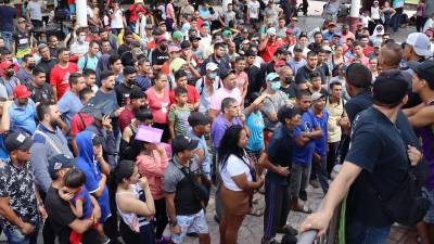 Los migrantes centroamericanos y venezolanos piden seguridad a las autoridades mexicanas para trasladarse desde Tapachula hacia la frontera con EEUU.